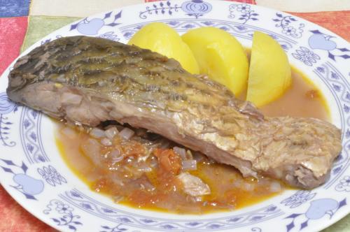 Jak uvařit kapr dušený na víně s rajčaty ? Snadné recept, připravený za 30 - 45 minut